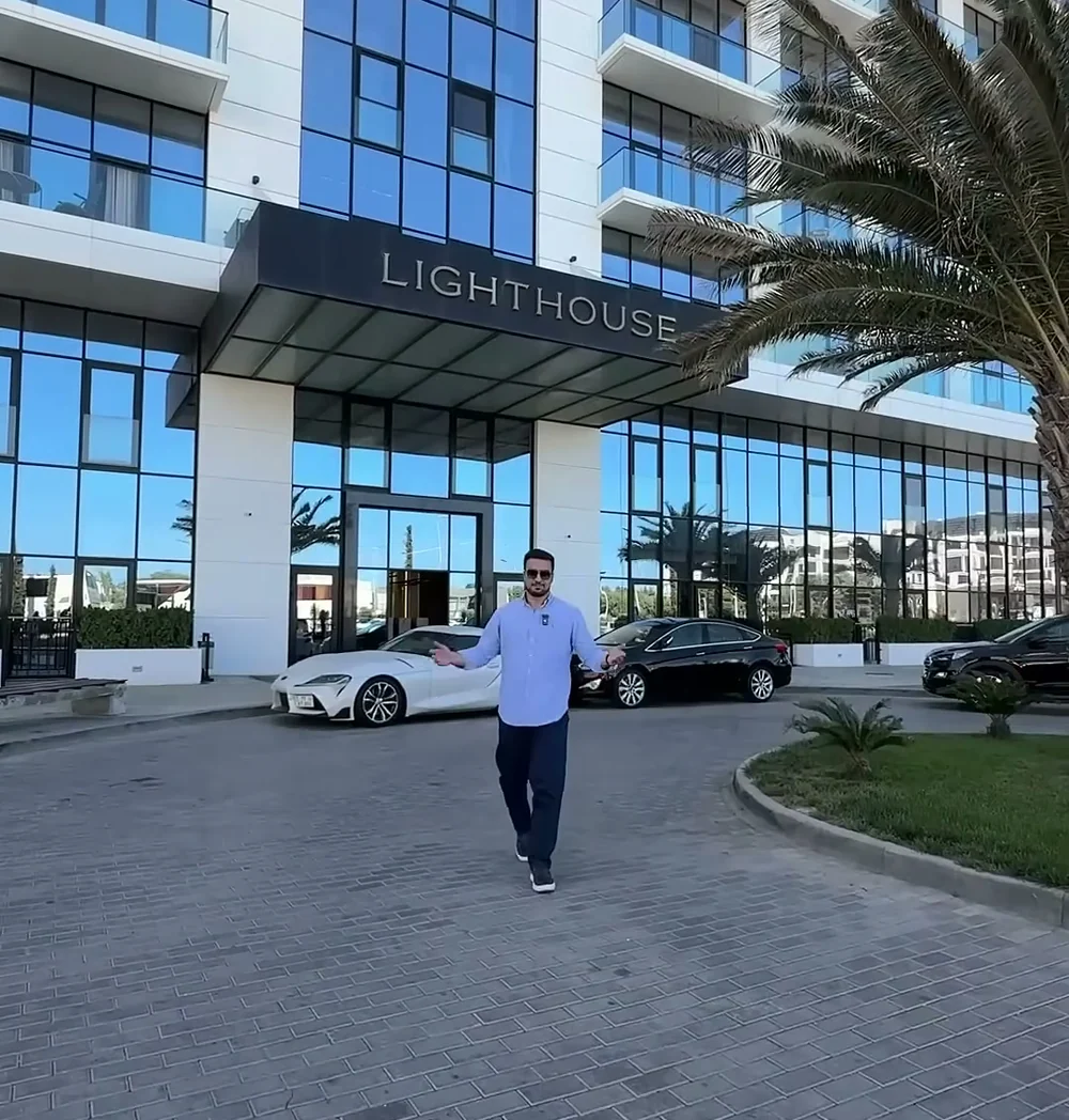 Козырёк с надписью LIGHTHOUSE над входом в корпус квартала