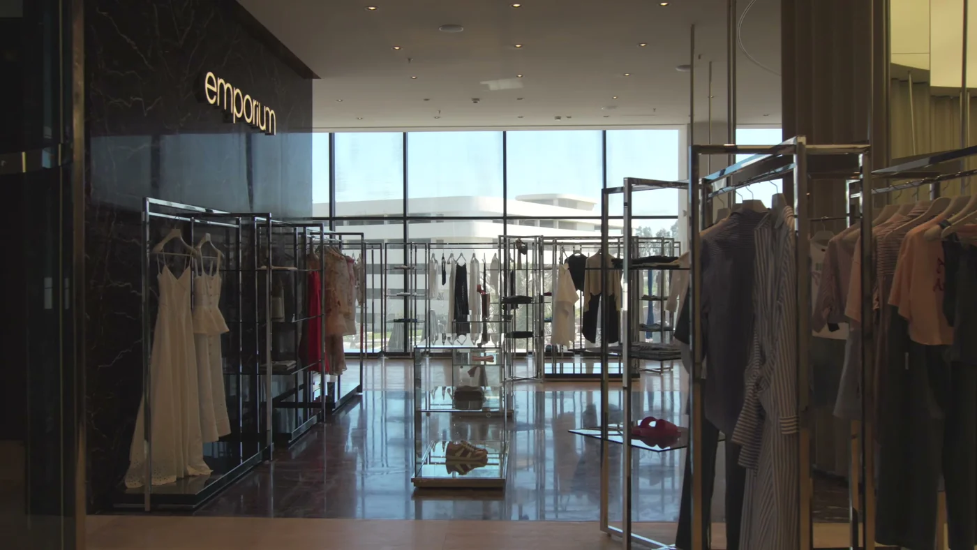 Lighthouse Mall-un içində: Emporium univermağı — binada boulinqin qonşusu