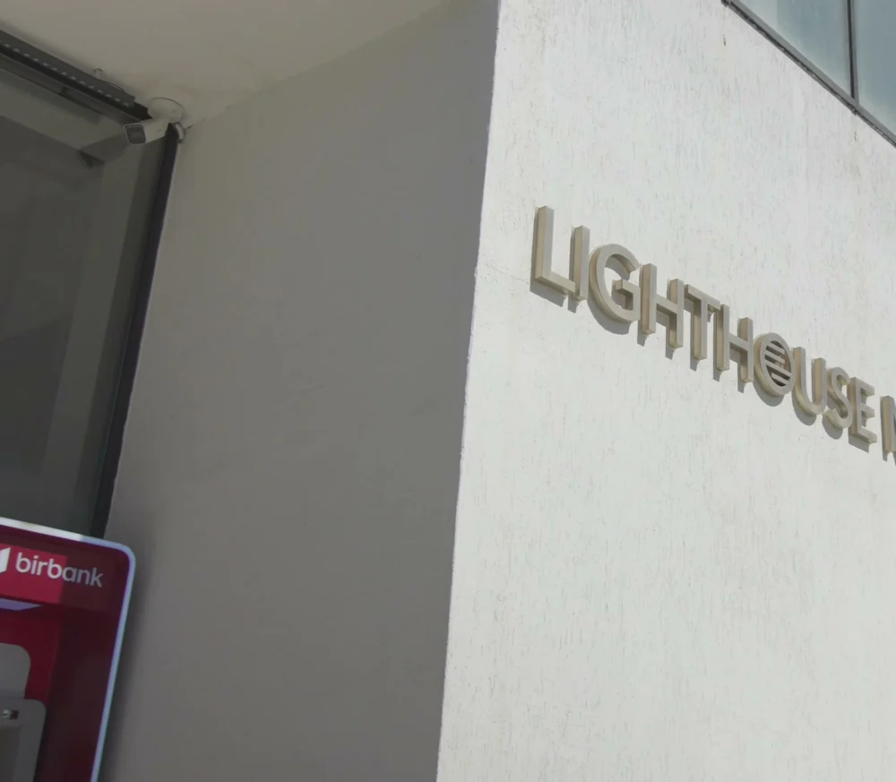 Lighthouse Mall-un küncü: fasadda lövhə və girişdə bank göstəricisi