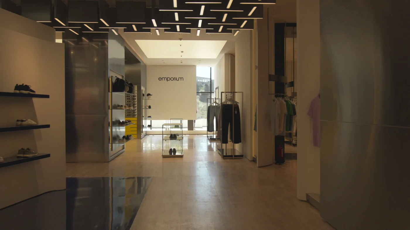 Lighthouse Mall-un içində: işıqlandırılmış tavanlı Emporium ticarət zalı