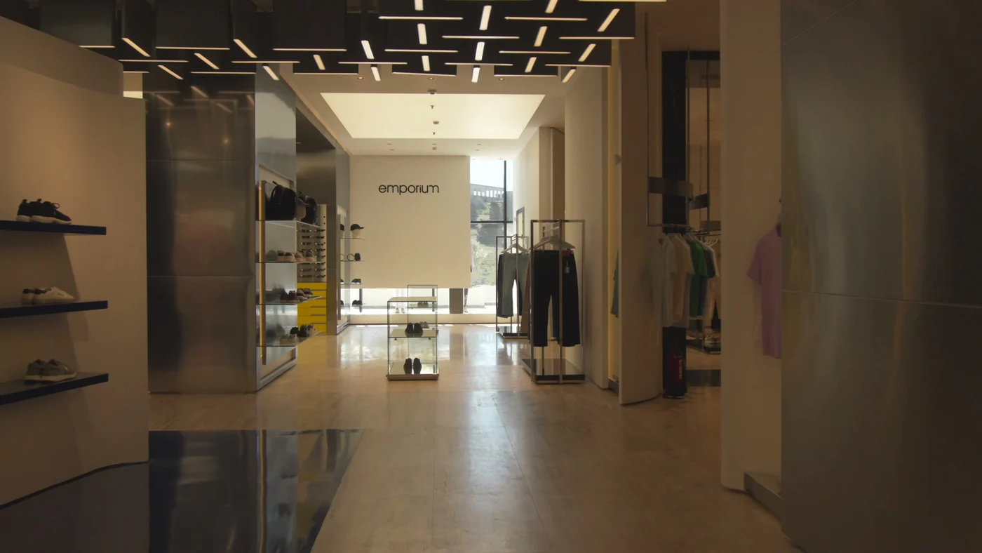 Проход внутри Lighthouse Mall у входа в Emporium